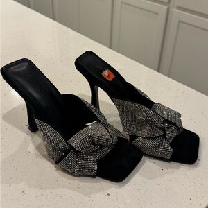 🛑final price🛑Wild Diva Black and Silver Bow Heels